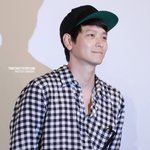 옷빨 쩌는 강동원 <b>어깨</b>