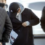 [백현] 코트 <b>프린트</b> 확인하는 백현이