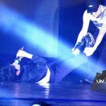 [백현] ㅁㅊ 백현이 누워서 질질 끌려가 ㅋㅋㅋㅋㅋ