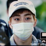 [시우민] 시우민모자 문구 봄?