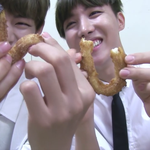 [방탄소년단] 뜬금인데 홉이랑 태태가먹은 <b>츄러스</b> 어디꺼야??