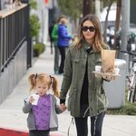 가족들과 함께 외출하는 제시카 알바