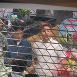 [시우민] 철창<b>너머</b> 시우민 ㅋㅋ