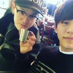 [모두드루와] 소녀상 배지, 옷 착용한 아이돌 그룹