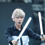 신비로운 느낌 주는 男 아이돌 <b>은발</b>