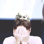 [BAP] 이거 지금 용국이 <b>왕관</b>썼다고 부끄러워하는거야?