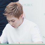 [시우민] 시우민 싸인<b>욜</b>심히하다 손에 싸인펜이 ㅇ-<-<