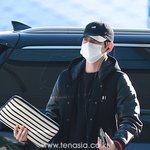 [백현] 엑소 백현, 몸 만한 <b>파우치</b> 들고 출국