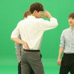 [EXO] 디오 <b>어리둥절</b>한 표정임 이걸 받아줘야하나