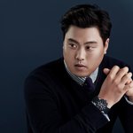 류현진 맞아? 강렬한 눈빛, 지적인 포즈의 화보 공개.