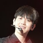 [백현] 백현이사진에누가꿀발라놨냐?