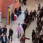 [방탄소년단] 정국이 공항에서 <b>폰</b> 떨어뜨림 ㅋㅋㅋ