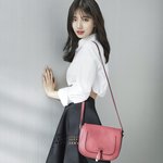 가방보다 더 돋보이는 <b>수지</b>