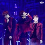 [EXO] 아니 근데 이 사진 무슨 다리길이로 사람하나 죽일 듯