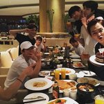 [EXO] 진짜 걍 <b>쥬스</b>,파스타,케잌,술 들고있는 사진인데
