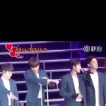 [EXO] 찬열이종인이<b>목발</b>에 다리맞음ㅜㅜㅜㅋㅋㅋ