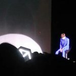 [EXO] 역시 예상대로 <b>고개</b> 숙이고앉아있는 카이