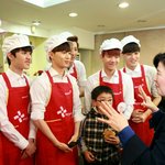 [EXO] 우리학교 급식도우미로 <b>발탁</b>된 오빠들이다.