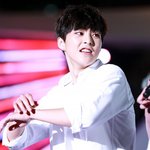흰 <b>셔츠</b> 입고 춤추는 男아이돌