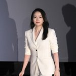 올화이트 <b>수트</b>가 잘 어울린 천우희