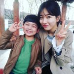 <b>애기</b>랑 사진찍는 수지