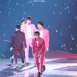 [백현] 백현이 허벅지가 낑겨<b>서요</b>