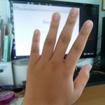 나 <b>처럼</b> 손 못생긴 애덜 있니..?