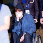 [EXO] 4월10 입국날 반깁스에 <b>휠체어</b>쇼 한지 이틀뒤