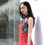 <b>시선</b> 끄는 레드 원피스
