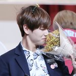 <b>꽃</b> <b>선물</b> 받은 男女 아이돌