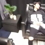 [EXO] 아침에 일어나서 거실에 가보니 낯선남자가 