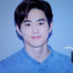 [EXO] 카메라 바라보시고 <b>미소</b> 살짝 머금어주세요