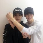 [EXO] 얘네 둘이서 <b>웬만</b>한 아이돌은 다 바를듯 ㅋㅋ