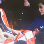 [시우민] 후배에게 수고했다고 <b>악수</b>하는 시우민