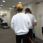 [방탄소년단] 정국이의 행동을 <b>서술</b>하시오.