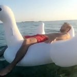 1주년 여행 떠난 테일러 스위프트 커플