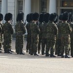 얼룩무늬 <b>군복입</b>은 영국근위병들