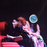 [드루와] 휠체어 탄 팬을 위해 직접 내려와 싸<b>인해</b>준 아이돌