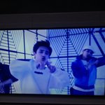 [EXO] 난 티비로도 돌리고있다 니들도 <b>어서</b> 열심히 돌려라