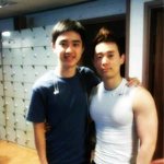 [EXO] 야 이사진 경수랑 트레이너 얼굴 서로바뀐거같지않냐
