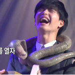 오늘자 조이가 준 선물 장착한 육성재