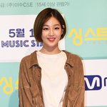 <b>새침</b>한 단발 소녀