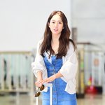 콜라병 몸매로 소화한 <b>데님</b>룩