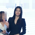 여전히 예쁜 <b>전지현</b>