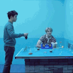 [EXO] 야 이거 보면 탁구대 <b>위에</b> 플라스크 같은 거 있음
