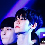 [EXO] 백현이 턱이 왜케 <b>갸름</b>해졌어...