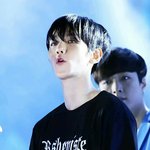 [EXO] 백현아 빨리 피해 뒤에 비둘기있어ㅜㅜ