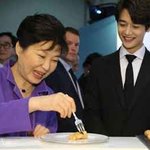 [엔터톡] 샤이니 민호와 붕어빵 <b>시식</b>하는 박근혜 대통령