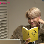 [EXO] 카이 책 처음펴봐서 <b>뻣뻣</b>한거 봐라 ㅋㅋㅋㅋ