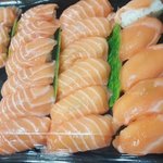 프리미엄 연어초밥, 피코크 티라미수, 독한<b>마늘</b>간장치킨, 한강 맥주